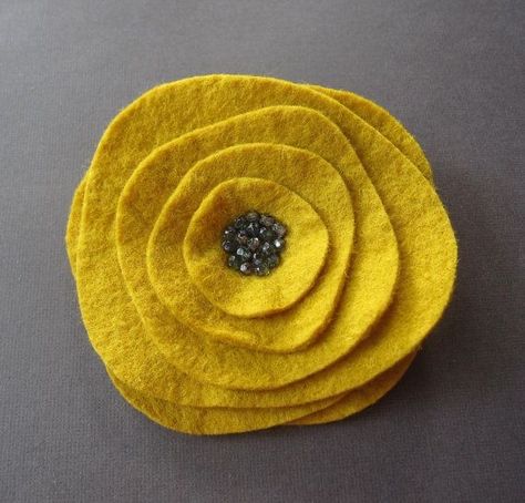 Art And Craft Flowers, Tovad Ull, Fabric Brooch, Brooch Diy, Felt Embroidery, Felt Jewelry, Wool Projects, Fabric Flowers Diy, Felt Brooch