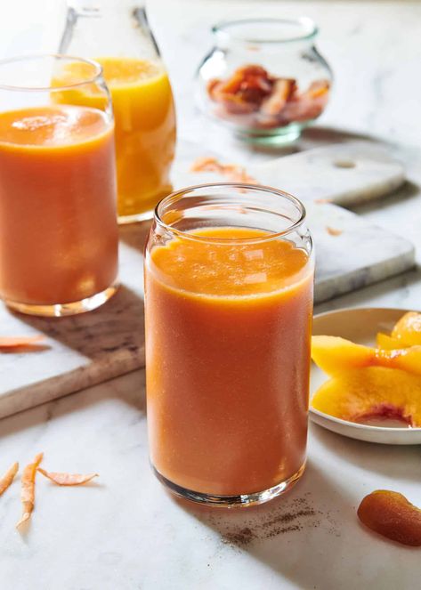 Peach Apricot Carrot Smoothie - The Blender Girl Strawberry Kiwi Smoothie, Banana Oat Smoothie, Blueberry Smoothie Bowl, Orange Juice Smoothie, Apricot Smoothie, Carrot Smoothie, Honey Smoothie, Veggie Smoothies, Pumpkin Smoothie