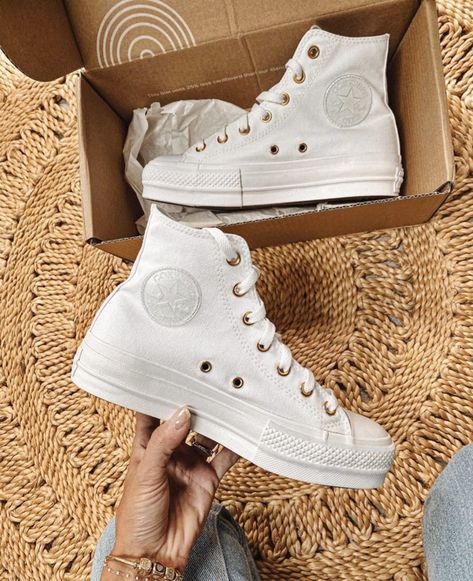 👜 on Twitter: "Converse 💫… " Converse Haute, All White Converse, Lit Shoes, Fresh Shoes, White Converse, Hype Shoes, Shoe Inspo, Aesthetic Shoes, Swag Shoes