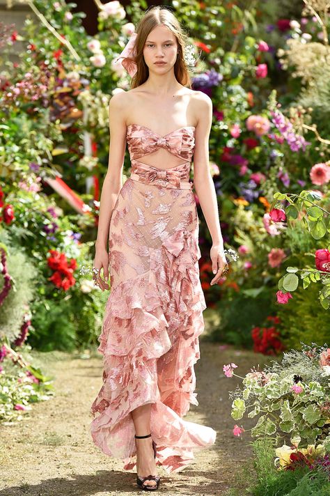 Garden Fashion, Gardening Outfit, Couture Week, Fashion 2018, Fashion 2020, Primavera Estate, London Fashion Week, Couture Fashion, New York Fashion Week