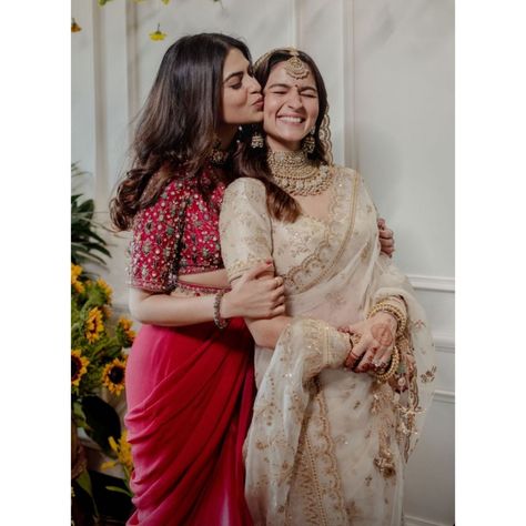 Poses With Bride And Sister, Sister Of The Bride Pictures, Wedding Poses For Bride And Sister, Poses With Sister Wedding, Bride And Her Sister Photo Ideas, Sister Wedding Poses Photo Ideas, Bride With Friends Photoshoot, Bestie Wedding Poses, Poses For Bride And Sister