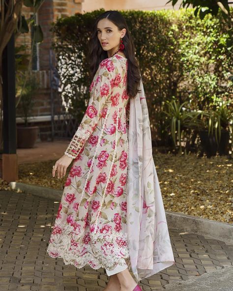 Diy Maxi Dress, Organza Suits, Latest Dress Design, Summer Suit, Salwar Kamiz, Pakistan Fashion, Embroidered Organza, Pakistani Dress, Dresses Chiffon