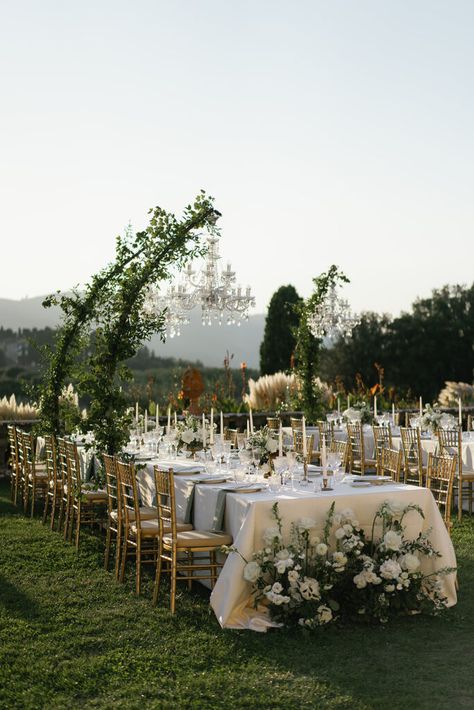 Extremely Chic Wedding at Tenuta di Artimino - Italian Wedding Designer Italian Themed Wedding, Tuscany Wedding Theme, Italian Wedding Traditions, Mirror Photo Booth, Italian Lakes, Seating Cards, Wedding Designer, Ceremony Music, Civil Ceremony