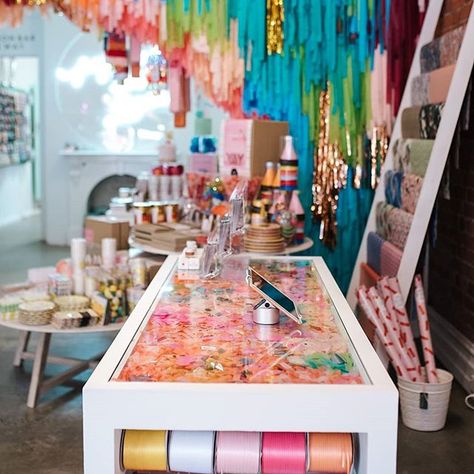 Party Supply Store Display, Store Merchandising Displays, Party Store Display Ideas, Gift Store Display Ideas, Gift Store Design, Prize Booth, Party Room Decorations, Balloon Store, Balloon Bar