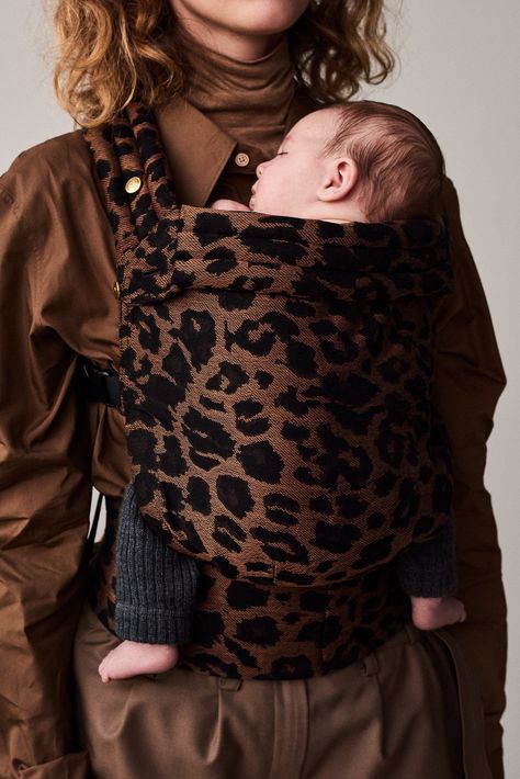 Leopard Classic | Zeitgeist Baby Carrier | SHOP ARTIPOPPE Artipoppe Zeitgeist, Baby Carrier Newborn, Baby Niece, Ergonomic Baby Carrier, Baby Life Hacks, Baby Leopard, Best Baby Gifts, Baby Necessities, Baby Must Haves