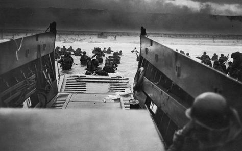 A view from the boats of the beaches on D-Day, during World War II. Norway Places To Visit, Tom Brokaw, Operation Overlord, Normandy Landings, Greatest Generation, Normandy Beach, D Day Landings, Landing Craft, Africa Do Sul