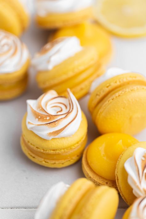 Lemon Meringue Macarons, Macaroon Business, Macaron Designs, Macarons Ideas, Macaron Decoration, Macaron Dessert, Toasted Meringue, Macaron Recipes, Lemon Macarons