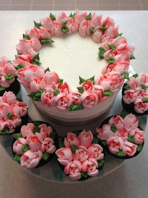 Russian Tips, Flower Cake Design, Cake Decorating Flowers, Decorative Cookies, Birthday Cake Decorating Ideas, Buttercream Flower Cake, Cupcake Cake Designs, Spring Cake, Simple Cake Designs