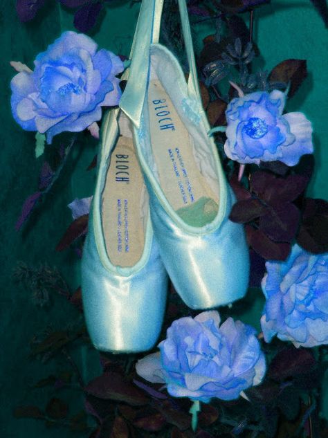 Blue ballet pointe shoes Colored Pointe Shoes, Shoe Wallpaper, Green Ballet Shoes, Blue Ballet Shoes, Ballet Wallpaper, Pink Ballet Shoes, Ballet Pointe, Ballet Pointe Shoes, Water Fairy