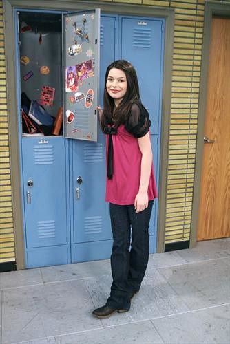 Icarly Outfits Style, I Carly Outfits, Carly Shay Outfits, Icarly Wallpaper, Icarly Aesthetic, Carly Core, Icarly Outfit, I Carly, Wedding Reception Flower Arrangements