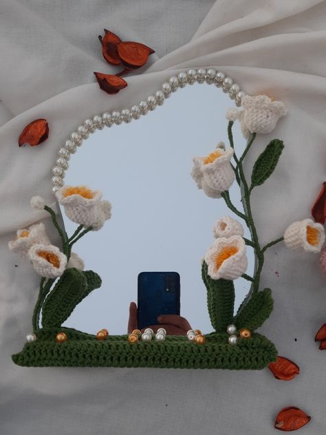 Crochet Moodboard, Crochet Mirror Frame, Wedding Rukhwat, Flower Mirror Frame, Crochet Mirror, Diy Bouquet Wrap, Cute Home Screen Wallpaper, Flower Mirror, Mirror Crafts