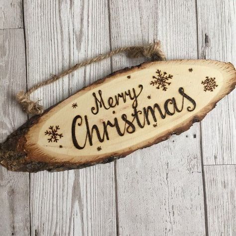 Christmas Pyrography, Christmas Logs, Wood Log Crafts, Pyrography Ideas, Wood Burning Tips, Traditional Christmas Cards, Christmas Wooden Signs, Pyrography Patterns, Log Slice