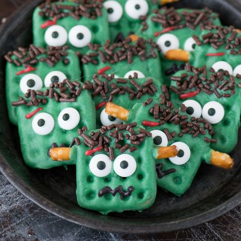 Frankenstein Halloween Pretzels - easy Halloween treat! Snack Halloween, Halloween Pretzels, Fun Halloween Treats, Halloween Food Treats, Halloween Treats Easy, Pretzels Recipe, Frankenstein Halloween, Halloween Goodies, Halloween Snacks