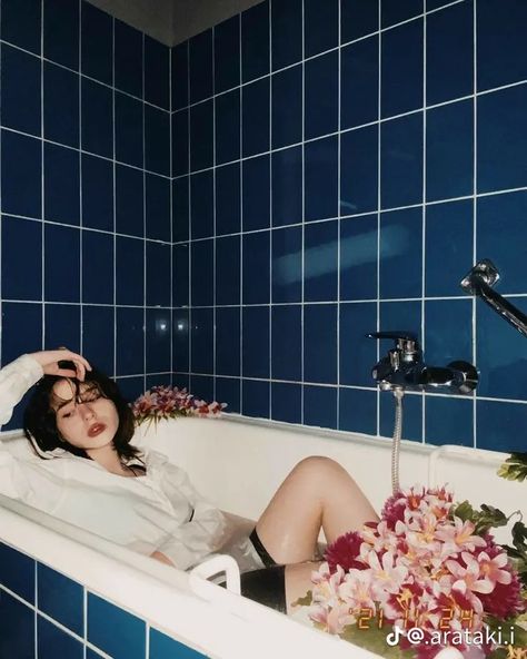 Kpop Photography Aesthetic, Pose Reference Bathtub, Pose In Bathtub, Bathroom Pose Reference, Bathroom Reference Photo, Bathroom Drawing Reference, Sitting In A Bathtub Reference, Bathroom Poses Photo Ideas, Sitting In Bathtub Pose