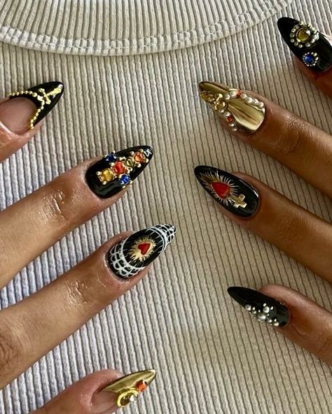 Ig: @madrinails Latin Inspired Nails, Dolce And Gabbana Nails, Arabic Nails Design, Divine Feminine Nails, Barro Nails, Mexican Nail Art Mexico, Arabic Nails, Jjba Nails, Moroccan Nails