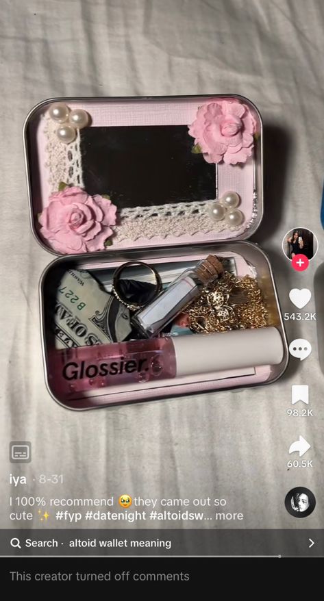 People Are Turning Altoids Mint Tins Into Tiny Metal Wallets And They Are Adorable Tin Diy Ideas, Mini Tin Crafts, Mint Container Crafts, Mint Box Wallet, Metal Box Aesthetic, Mint Tin Wallet, Altoid Tin Ideas For Boyfriend, Decorated Altoid Tins, Metal Box Ideas