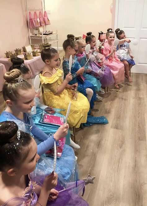 Princess Swim Party, Princess Dress Up Party Ideas, Bibbidi Bobbidi Boutique Birthday Party, 4 Year Princess Birthday Party, Diy Bippity Boppity Boutique, Princess Anna Birthday Party, Elegant Princess Birthday Party, Disney Princess Party Activities, Disney Princess Sleepover