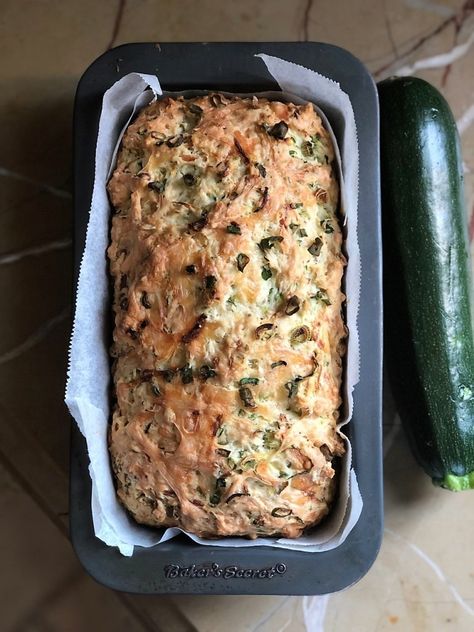 Savoury Loaf Recipe, Savoury Quick Breads, Courgette Bread, Savory Zucchini Bread, Zucchini Loaf, Chocolate Zucchini Cake, Savory Bread, Kitchen Smells, Loaf Recipes