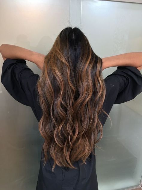 Rambut Brunette, Brown Hair Inspo, Brunette Hair With Highlights, Brunette Balayage Hair, Brown Hair Balayage, Hair Shades, Brown Blonde Hair, Long Wavy Hair, Hair Color Balayage