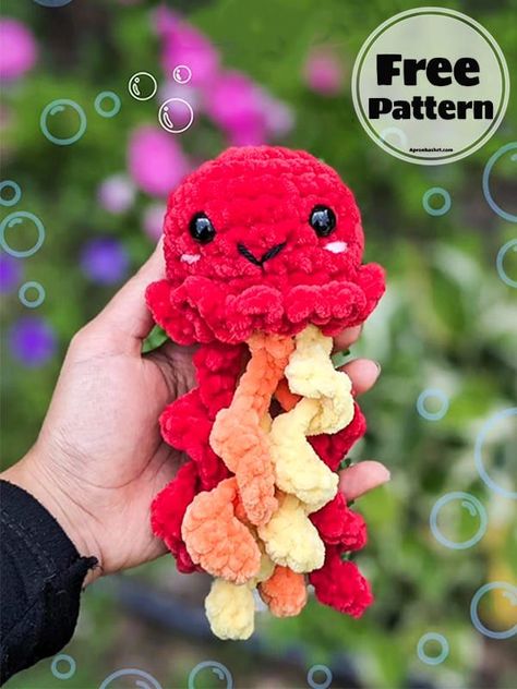 Easy And Free Crochet Jellyfish Pattern Quick Amigurumi Pattern Free No Sew, Amigurumi No Sew, Stuffy Pattern, Crochet Jellyfish Pattern, Crochet Stuffy, Mini Jellyfish, Jellyfish Amigurumi, Crochet Studio, Jellyfish Pattern