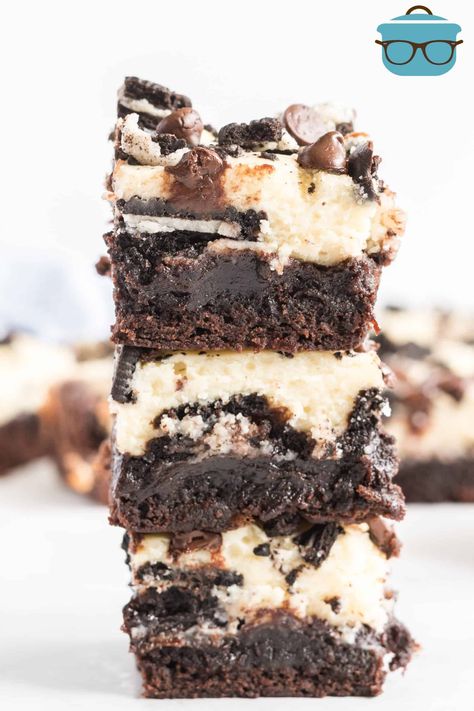 These Oreo Cheesecake Brownies are packed full of delicious chocolate, cheesecake and layers of Oreo cookies. Only a few ingredients and layers of flavor! Cheescake Brownies, Oreo Cheesecake Brownies, Oreo Cheesecake Bars, Cheesecake Bar, Cheesecake Brownies Recipe, Oreo Cream, Stuffed Cookies, Oreo Fudge, Amazing Breakfast