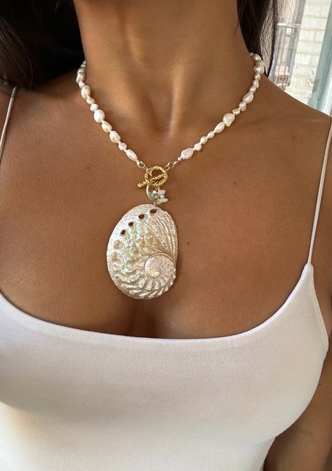 Seashell Necklace Outfit, Large Shell Necklace, Chunky Shell Necklace, Jewelry Trends 2024, Chunky Necklaces Statement, Ocean-inspired Shell Pearl Necklaces, Ocean-inspired Pearl Shell Necklace, Handmade Ocean-inspired Shell Necklace, Adjustable Ocean-inspired Shell Necklace