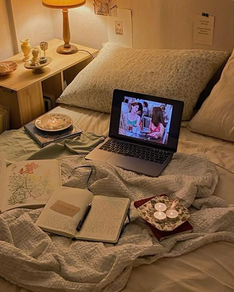 Phone On Bed Aesthetic, Solo Date At Home, Date At Home, Solo Date, Important People In Your Life, Bookstagram Inspiration, Things For Home, Cozy Aesthetic, Cozy Atmosphere