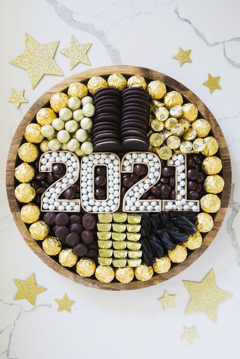 graduation year candy charcuterie board Graduation Party Colors, Unique Graduation Party Ideas, Unique Party Decor, Oreo Cookies Dipped, Cookie Party Favors, New Year's Desserts, Candy Board, Graduation Candy, Gold Candy