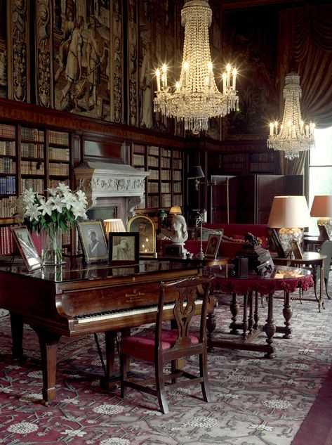 Eastnor Castle's Long Library Wooden Manor, Castle Library, Historical Castle, Eastnor Castle, Pakistan Home, Vintage Castle, Chateaux Interiors, Malvern Hills, Rich Decor