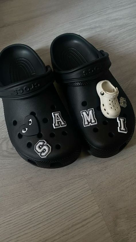 Crocs Style Croc Ideas Black, Crocs Ideas Black, Cute Outfits With Black Crocs, Black Crocs Charms, Crocs Pins Ideas, Cute Black Crocs, Black Crocs With Charms, Black Crocs Aesthetic, Black Crocs With Jibbitz