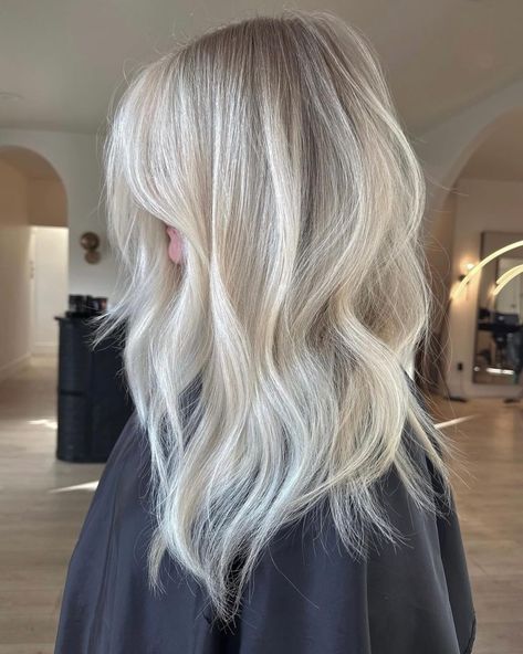 29 Winter Blonde Hair: Inspiring Ideas for the Cold Season Cold Blonde, Icy Blonde Balayage, Ashy Blonde Hair, Winter Blonde Hair, Cool Blonde Hair Colour, Winter Blonde, Perfect Blonde Hair, Bright Blonde Hair, Grey Blonde Hair