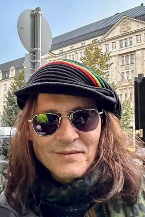 Nueva foto de Johnny Depp el 08 de Octubre 2023 ❤️ Budapest, Hungría 🇭🇺 📸. Tracy Taylor Johnny Depp Hairstyle, Johnny Depp Funny, Johnny Depp Images, John Depp, Johnny Depp Characters, Johnny Depp Style, Johnny Depp Fans, Young Johnny Depp, Johnny Depp Pictures