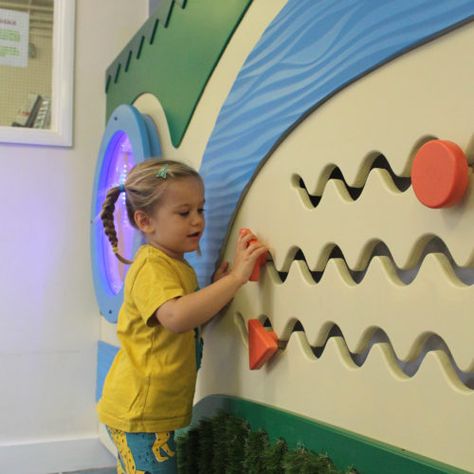 Daycare Interactive Wall, Interactive Playroom Wall, Kindergarten Wall Design, Interactive Wall For Kids, Sensory Museum, Sensory Walls, Sensory Design, Art Montessori, Indoor Playground Design