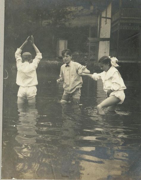 1910s Aesthetic, Retro Pics, Funny Vintage Photos, Vintage Foto's, Ordinary Life, Children Playing, Old Photographs, Poses References, Photo Journal