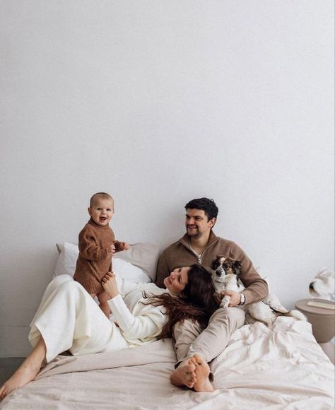 Candid Family Photography, Family Photo Studio, Mother Baby Photography, Family Studio Photography, Family Bed, Family Photoshoot Poses, Indoor Family, Couple Pregnancy Photoshoot, Family Picture Poses