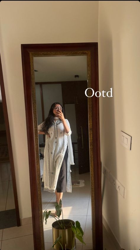 Kurta For College Students, Desi Office Outfit, Indian Workwear Women, Office Looks For Women Indian, Indian Office Wear Women, Desi Casual, Office Wear Women Work Outfits, Simple Indian Suits, Simple Kurta Designs