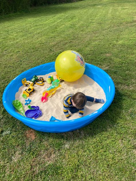 Pool Sandbox Ideas, Plastic Pool Ideas, Plastic Pool Sandbox Ideas, Kiddie Pool Ideas Toddlers, Repurposed Kiddie Pool, Kiddie Pool Sandbox For Kids, Diy Large Sandbox With Cover, Diy Covered Sandbox Kids, Plastic Baby Pool