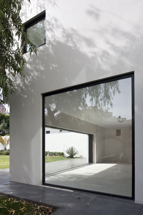 AR House, Atizapán de Zaragoza, Mexico by Lucio Muniain et al Architects Design Exterior, Minimalist Architecture, Architecture Exterior, Glass Doors, Contemporary Architecture, 인테리어 디자인, Interior Architecture Design, My Dream Home, Future House