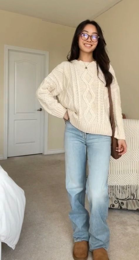 Cute Softgirl Outfits Winter, Cute Fall Sweater Outfits, Winter Outfits Medium Size Women, Loose Jeans Outfit Winter, Dream Clothes Fall, Utah Mom Outfits, Oversized White Sweater Outfit, How To Style Cardigans, Fall Outfit Inspo 2023