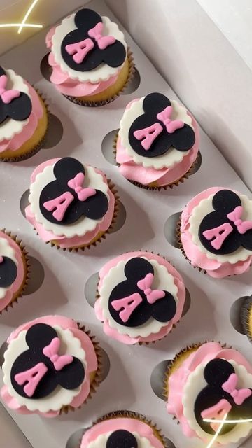 Mini Mouse Cupcakes Ideas Pink, Mini Mouse Cupcakes Ideas, Minnie Mouse Birthday Treats, Minnie Mouse Desserts, Minnie Mouse Treats, Minnie Mouse Cupcake Cake, Minney Mouse, Minnie Mouse Cupcake, Minnie Cupcakes