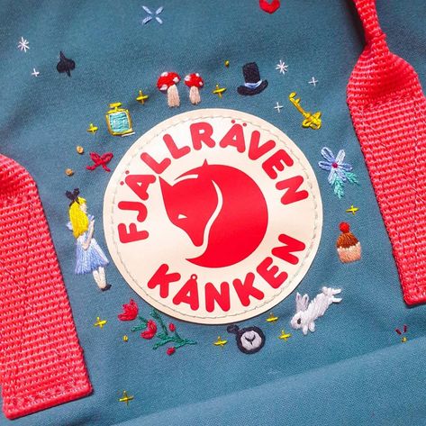 🌷 cheryl ° textile artist on Instagram: “🎀 Alice In Wonderland🧁 Okay, this is definitely one of my faves this year! And, a Kanken Embroidery Giveaway is happening, so don't miss…” Embroidered Backpack Ideas, Alice In Wonderland Embroidery, Kanken Backpack Embroidery, Kanken Embroidery, Backpack Embroidery, Diy Embroidery Shirt, Pet Embroidery, Bag Embroidery, Embroidered Backpack