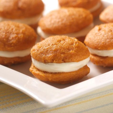 Mini Pumpkin Whoopie Pies | Very Best Baking Pumpkin Whoopie Pie Recipe, Soft Pumpkin Cookies, Whoopie Pie Recipe, Pumpkin Whoopie Pies, Pie Maker, Whoopie Pie, Whoopie Pies, Köstliche Desserts, Pumpkin Cookies