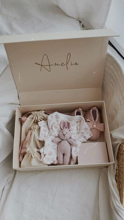 Gift Box Newborn, Gift Covering Ideas, Gifting Box Ideas, Newborn Gifts Ideas, Baby Gift Box Packaging, Shipping Box Ideas, Baby Present Ideas Girl, Baby Personalized Gift Ideas, Baby Box Ideas