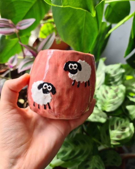 Sheep Mug Ceramics, Ceramic Mugs Handmade, Ceramic Cafe, Ceramic Inspiration, Handmade Mug, Ceramic Shop, Cute Sheep, Clay Mugs, Painting Inspo