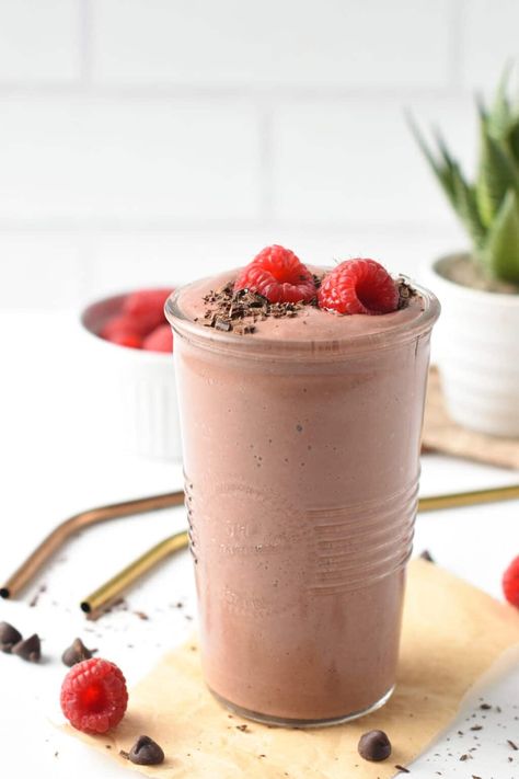 A thick, creamy, and decadent Chocolate Raspberry Smoothie with fudgy chocolate texture and fruity raspberry flavors. Chocolate Raspberry Smoothie, Greek Yogurt Smoothie, Breakfast Shake, Chocolate Texture, Keto Smoothie Recipes, Baking Powder Uses, Peanut Butter Smoothie, Low Carb Fruit, Chocolate Bites