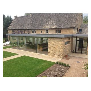 Uk House Exterior, Country Farmhouse Exterior, Small Stone Cottage, Cottage Patio, Green Bank, Bungalow Extensions, Flat Roof Extension, Cottage Extension, Cotswold Stone