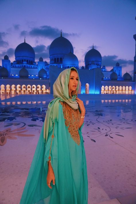 Abu Dhabi Mosque Outfit, Dubai Mosque Outfit, Dubai Outfits For Women Summer, Mosque Outfit, Dubai Outfits For Women, Dubai Ootd, Dubai Fashion Women, Newyears Outfits, Dubai Outfit