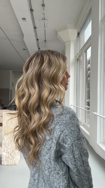 Anna Redman on Instagram: "Highly requested hair curling tutorial 💕 lmk if it even makes sense haha - but this is how I curl my hair every day #haircurlingtutorial #hairtutorial #curlingiron #hairwaves" Curled Hairstyles Medium Hair, Curled Hair With Curling Iron, Mormon Curls, Tight Waves Hair, Layered Hair Curls, Curled Hair Inspo Pics, Curled Hair Medium Length, Medium Curled Hair, Curled Hair Down