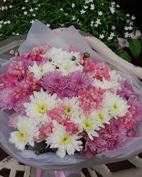 Made this bouquet over the past weekend for my professor🤍 P.S. can't get enough of these chrysanthemums and the song🍓 Chrysanthemum Flower, Flowers For You, Chrysanthemum, Flower Shop, The Song, Fresh Flowers, The Past, Canning, Flowers