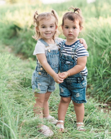 Toddler bestie sessions?! Sign me up for this. Just look at those little pigtails! And the overalls?? I melt. Toddler Cousin Photoshoot, Toddler Photoshoot, Toddler Photos, Toddler Photography, Mother's Day Photos, Maryland Wedding, Shoot Inspiration, Friend Photoshoot, Photoshoot Inspiration